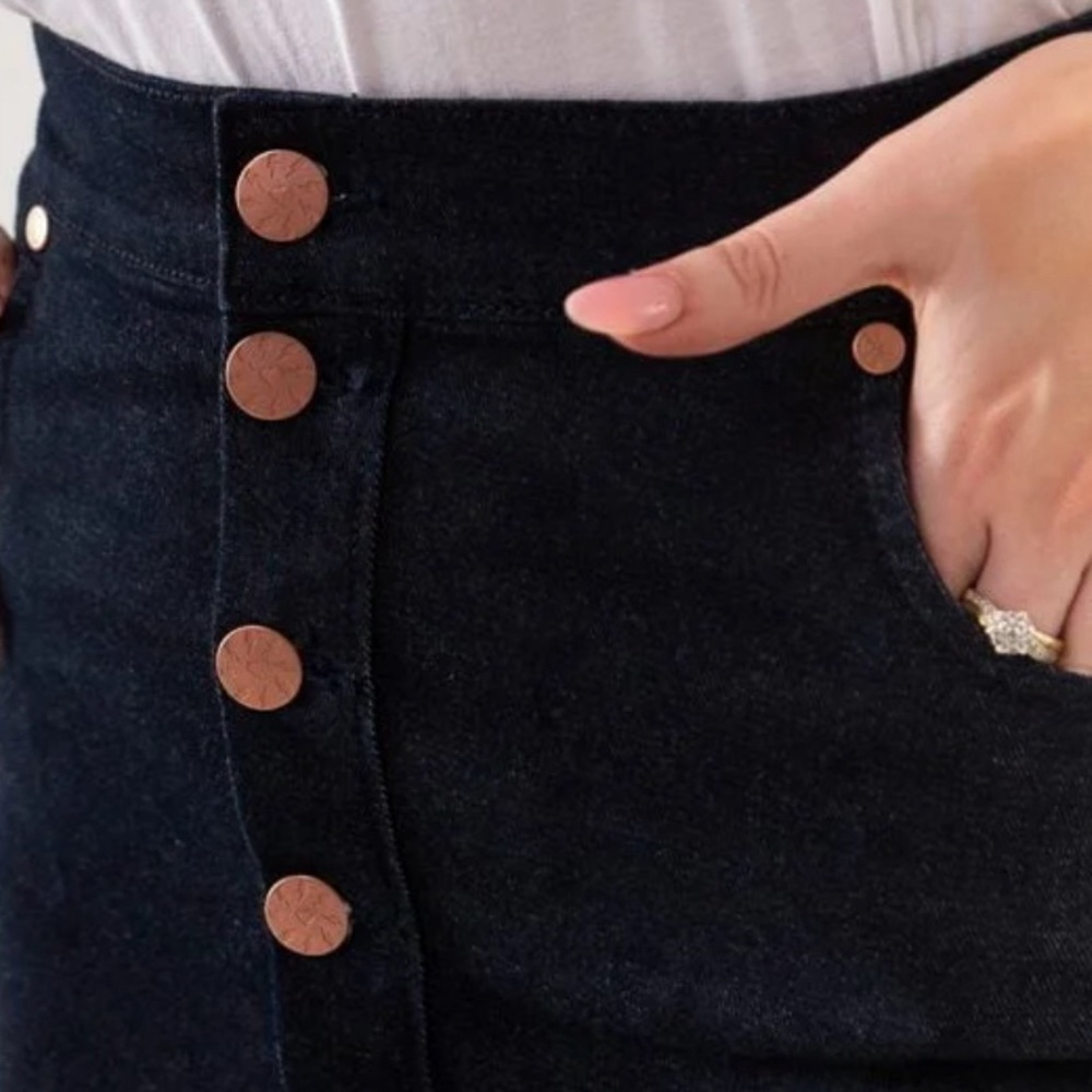 Lady K Loves ⚡️high waisted dark denim skirt